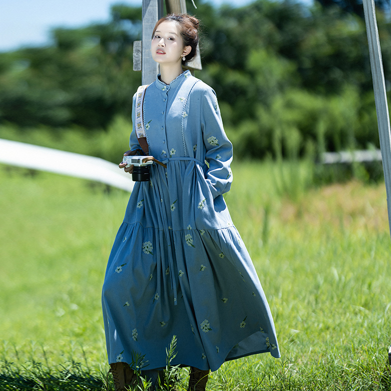 文艺绣花连衣裙女2025秋季蓝裙子