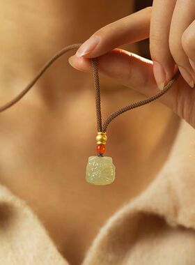 招财醒狮项链女玉色小狮子吊坠毛衣链时尚百搭创意小众设计首饰品