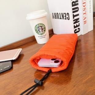 冬天2023新款手机保暖可挂脖可斜挎抽绳收口自由调节长度防冻防光机防摔户外运动工作携带方便布袋小包布艺