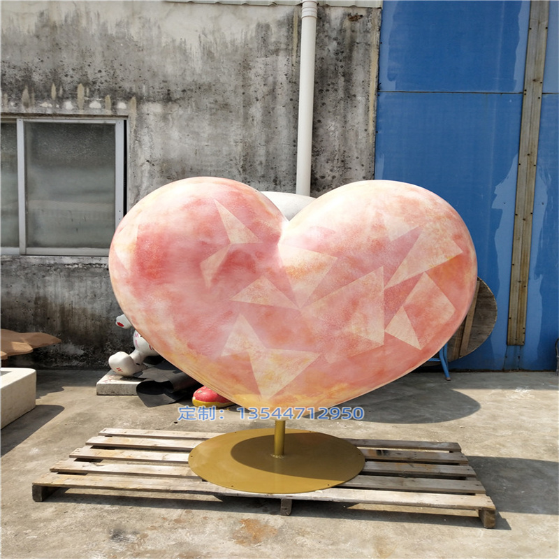 商业街美陈玻璃钢爱心造型雕塑