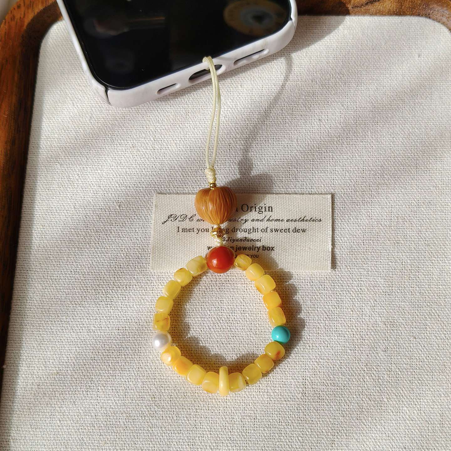 天然蜜蜡随型方糖珠手机挂件搭配猴头南红珍珠多宝手机链高档挂件