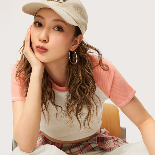 李宁女子运动潮流系列夏季修身型针织休闲短袖文化衫AHSU342-B品