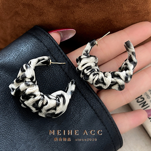独特野性美 耳环 欧美大气潮流米黑豹纹布艺褶皱大C圈耳钉韩时尚