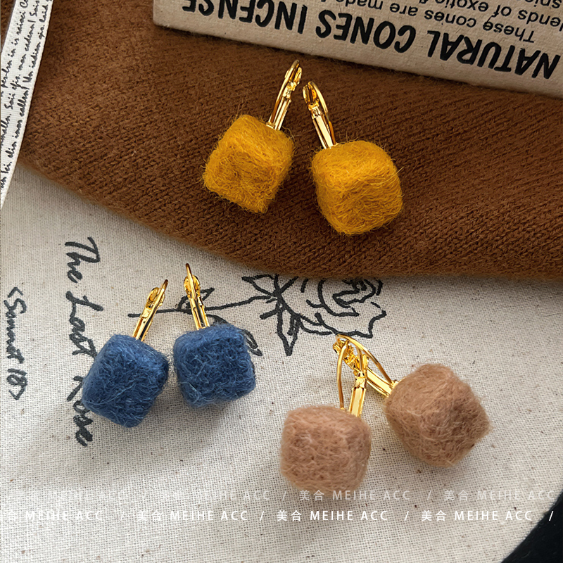深蓝配姜黄~复古显白色毛毡方糖球球耳扣耳环女ins独特小众冬耳钉