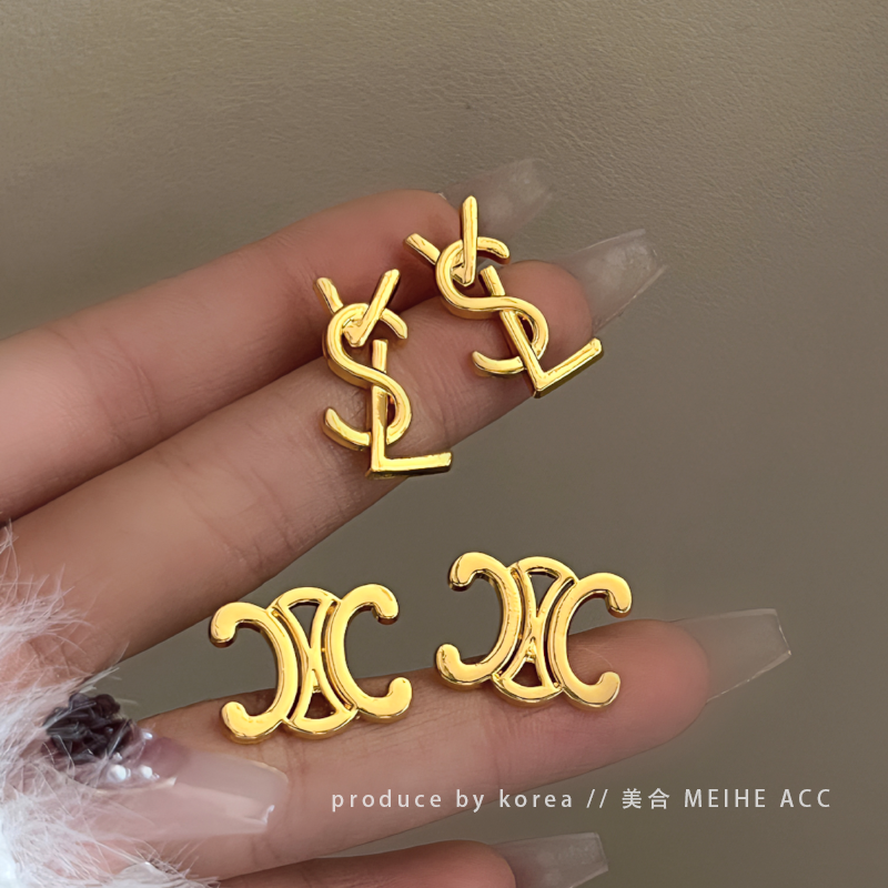 百搭单品~高级感轻奢风时髦洋气字母耳钉秋冬光面质感小香耳饰女