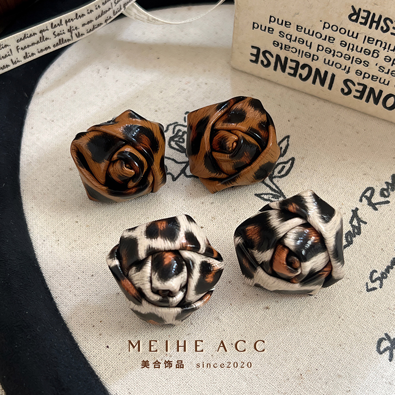 涩谷辣妹~欧美潮流豹纹仿皮革玫瑰花造型耳钉ins流行千禧y2k耳环