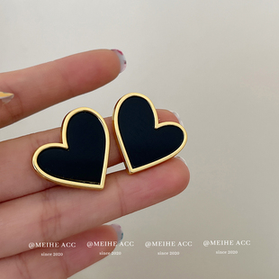 超A甜妹 黑色爱心耳环左右对称金边设计感高级小众心形暗黑耳钉