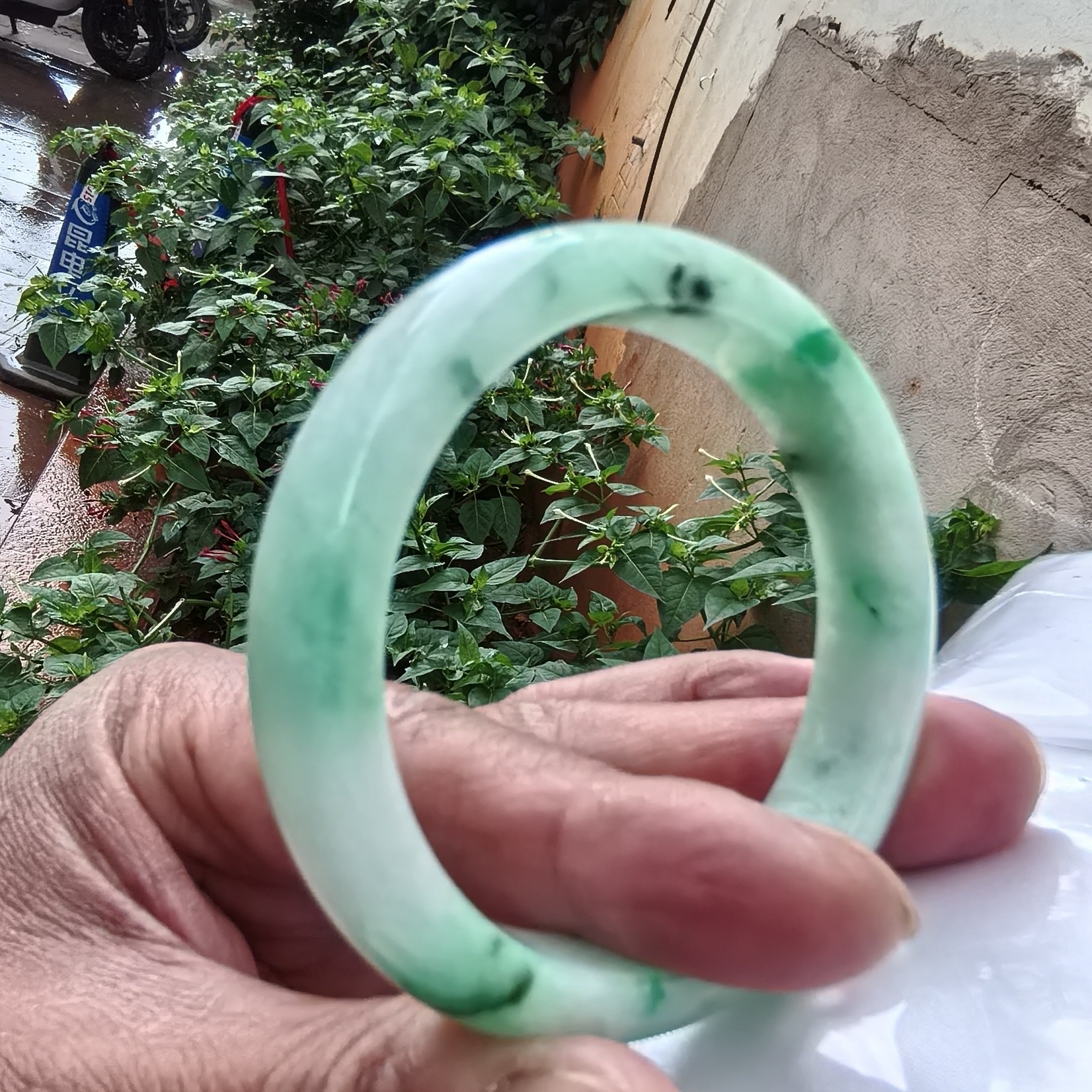缅甸翡翠手镯冰种飘绿花正圈圆镯内径56无纹有色线A货正品带证书