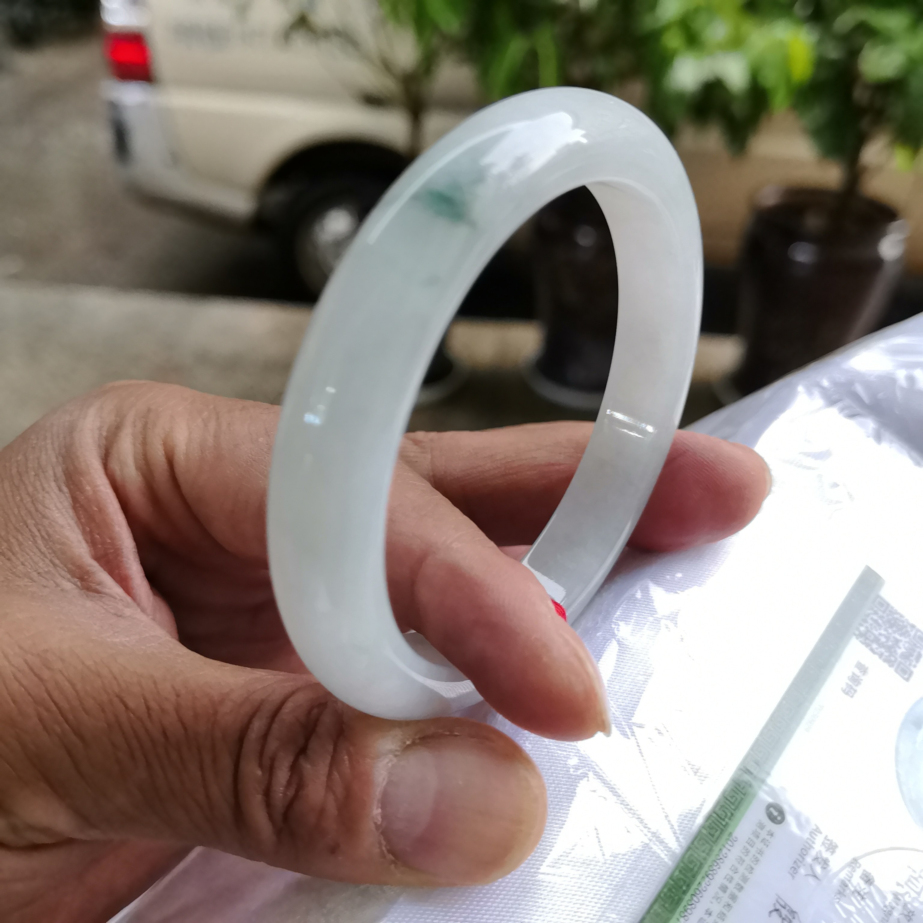 缅甸翡翠手镯冰种飘花飘绿花正圈圆镯内径60无纹A货正品带证书