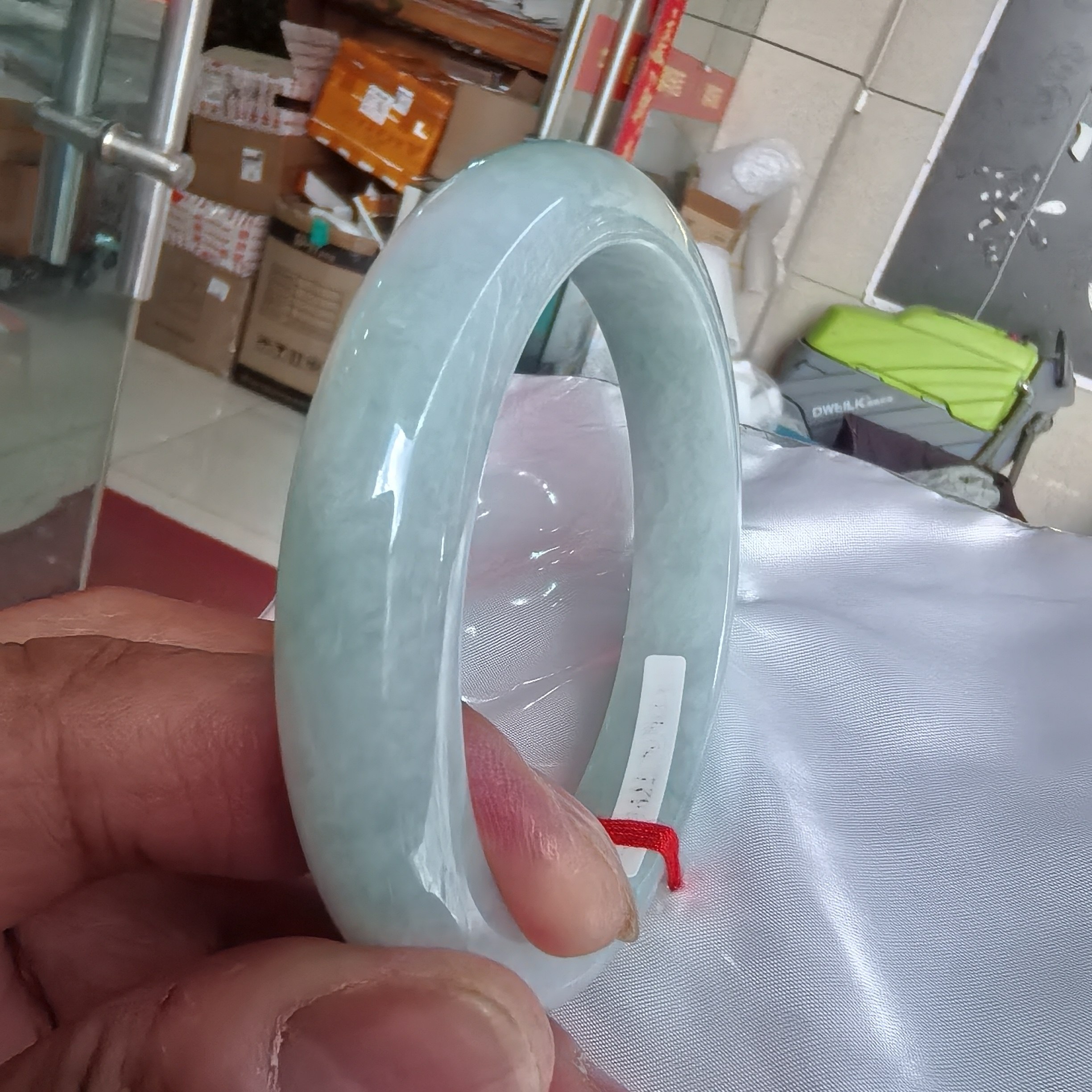 缅甸翡翠手镯冰种淡绿色正圈圆镯内径62无纹A货正品带权威证书