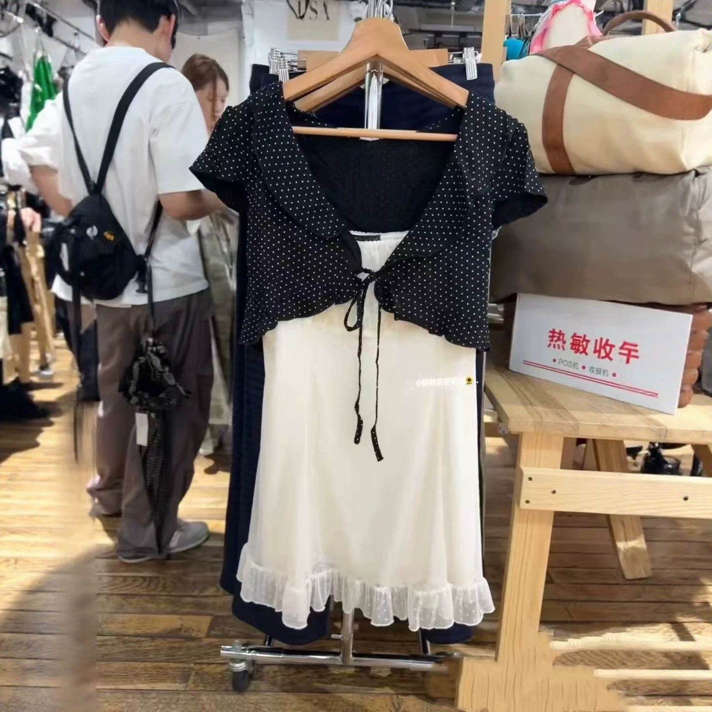 小海鸥甜美黑波点荷叶罩衫