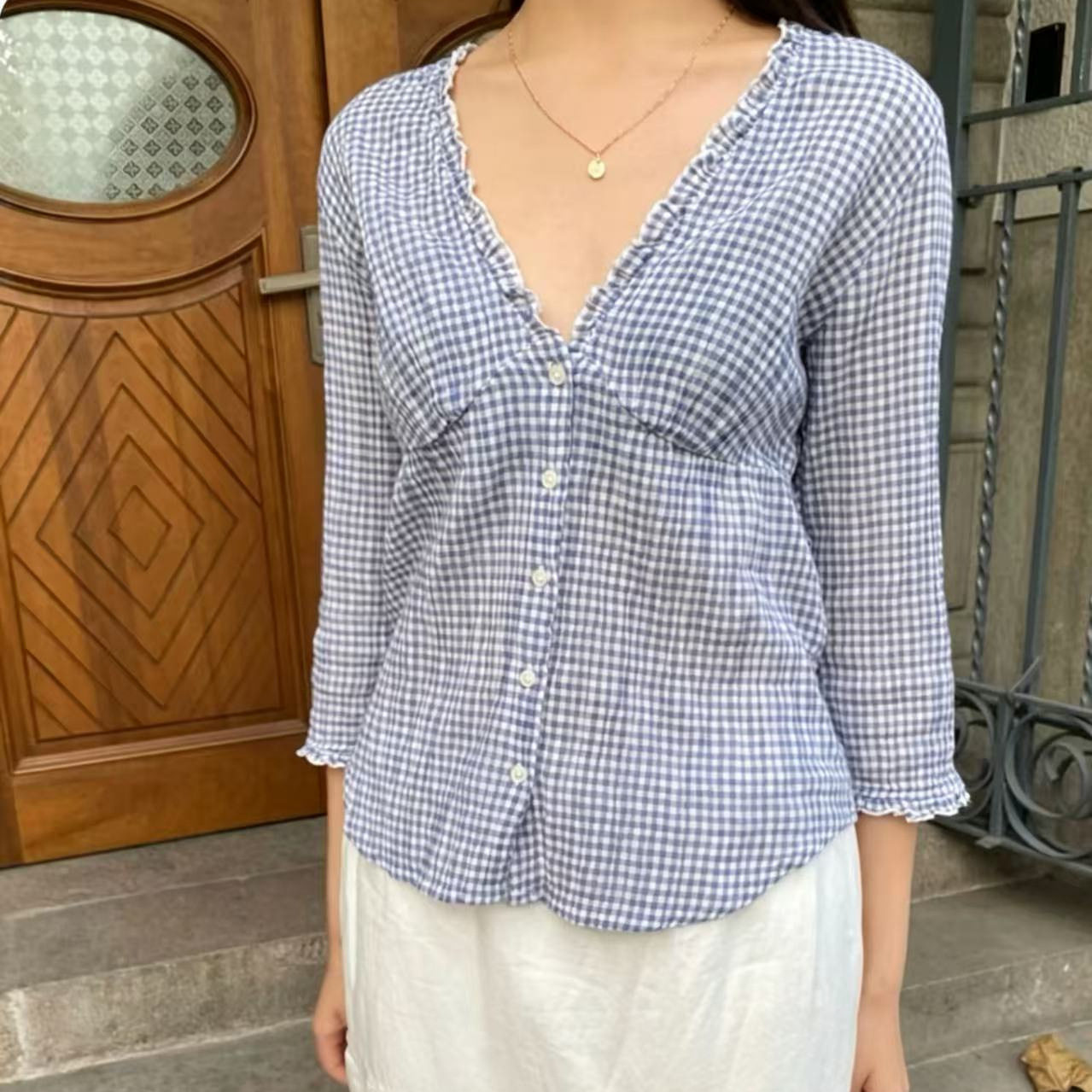 小海鸥蓝白格纹荷叶边V领衬衫