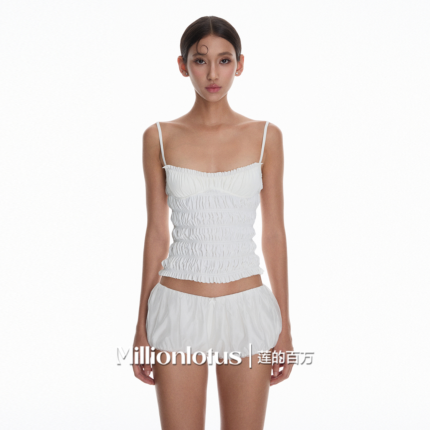 莲的百万  夏日性感风：白色褶皱吊带搭配白色短裤 尽显迷人魅力