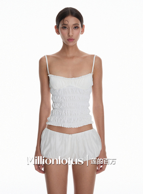 莲的百万  夏日性感风：白色褶皱吊带搭配白色短裤 尽显迷人魅力