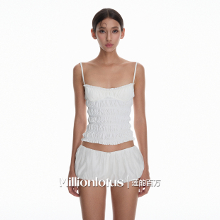 尽显迷人魅力 夏日性感风：白色褶皱吊带搭配白色短裤 莲 百万