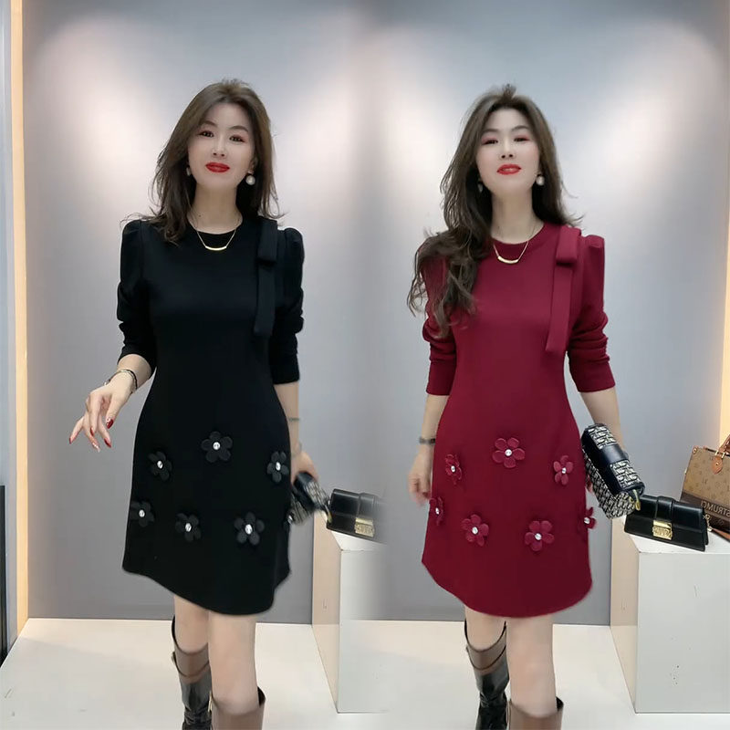 时尚精致连衣裙女2025秋冬新款立体花瓣显瘦重工设计宽松长袖裙子