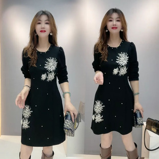 2025秋季新款时尚显瘦气质中长款连衣裙女设计感小众洋气减龄重工