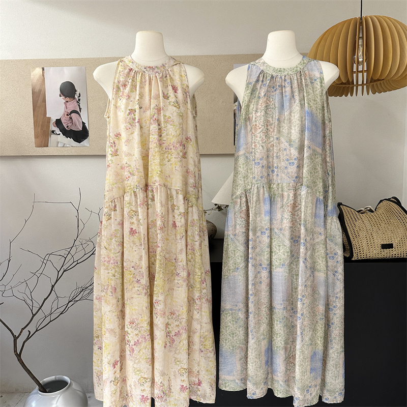 夏季新品碎花挂脖连衣裙，显瘦无袖还大摆，是度假长裙的优选吗？