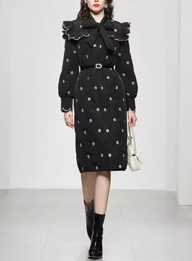 冬季新款时尚蝴蝶结绣花波浪荷叶边灯笼袖中长白鸭绒黑色羽绒服