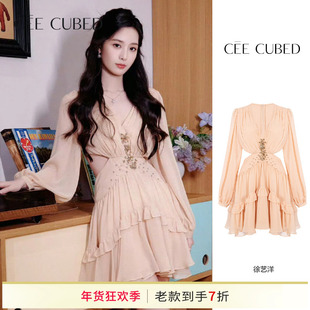 杨超越徐艺洋同款CEE CUBED绉纱雪纺花朵钻饰露腰深V连衣裙女2025