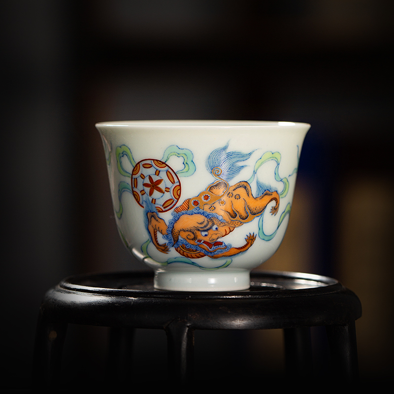 枭窑手工手绘狮子绣球杯