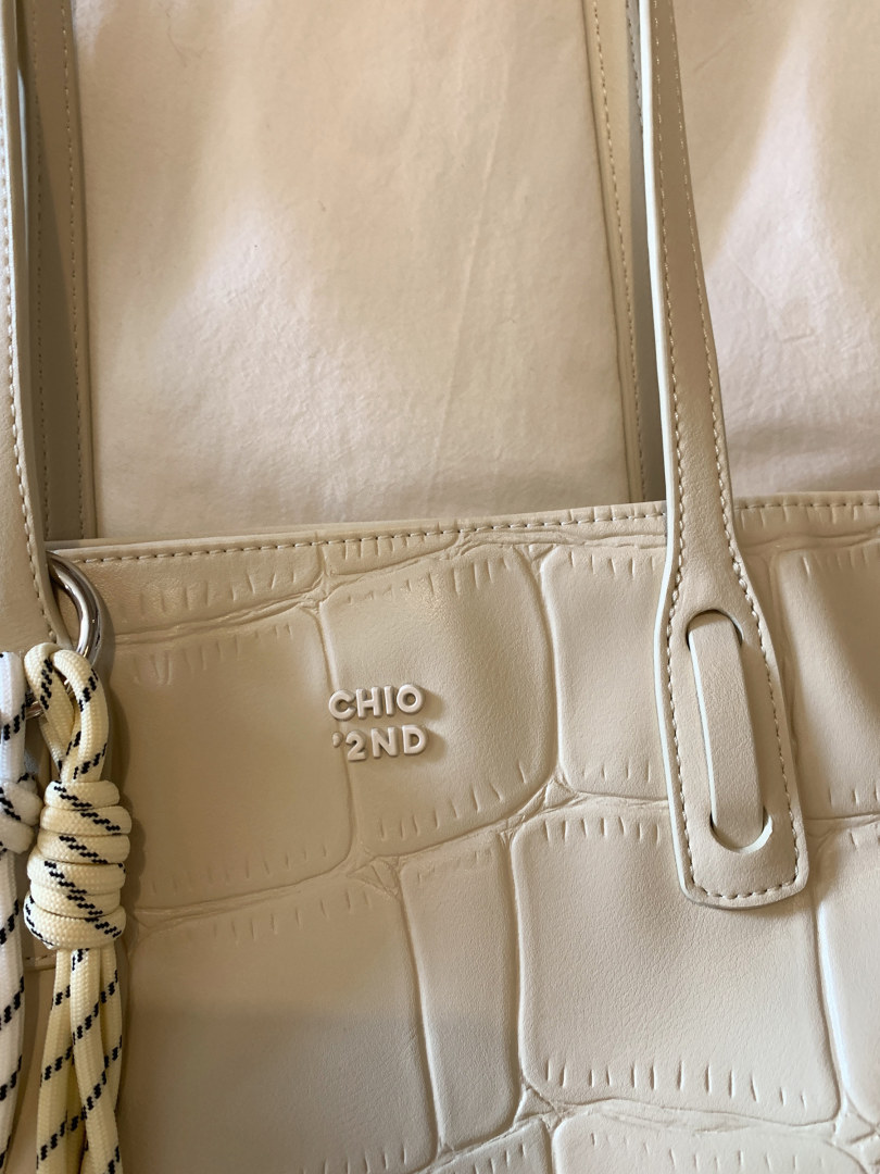 Cream quilted tote bag with rope detail and CHIO'2ND logo