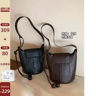 南风Chio2nd 牛皮摩登暖冬水桶包包女复古时尚手机包真皮斜挎小包