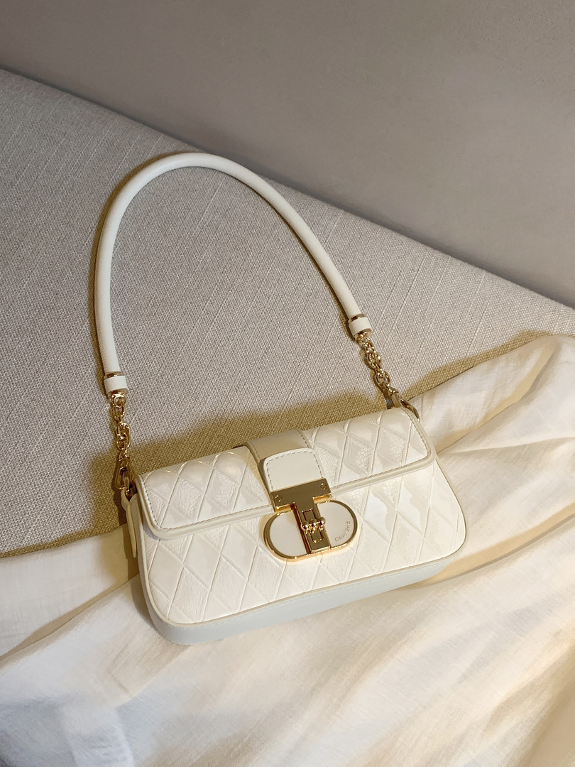 White quilted handbag with gold chain strap and clasp