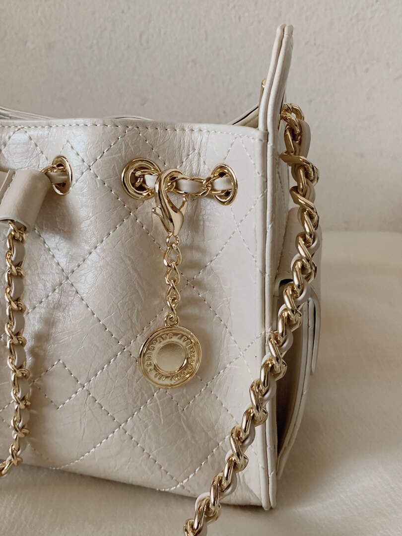 White quilted leather handbag with gold chain strap
