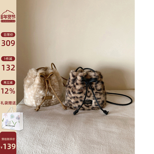 南风Chio2nd 丝绒晚宴水桶包包女秋冬洋气豹纹毛绒包单肩斜挎小包