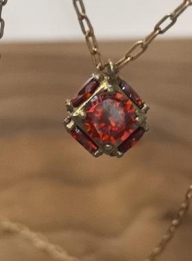 复古即时尚原创设计多面立体红色锆石项链可叠戴可调节长度轻奢风