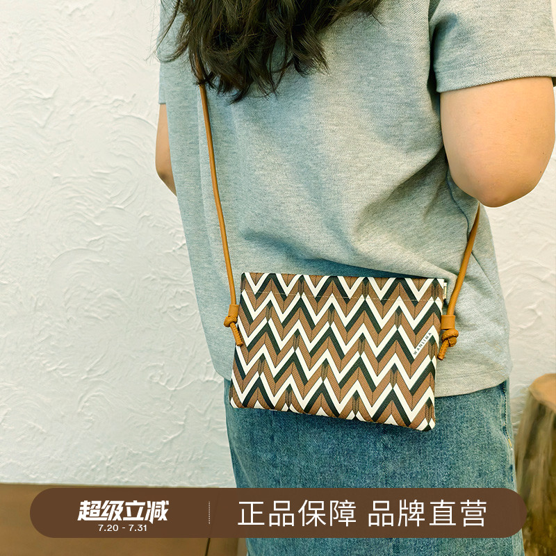 万里马手机包女斜挎2025新款老花印花小巧轻便单肩包女包百搭