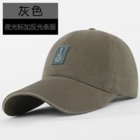 Серая шляпа, отражающая бутерброд