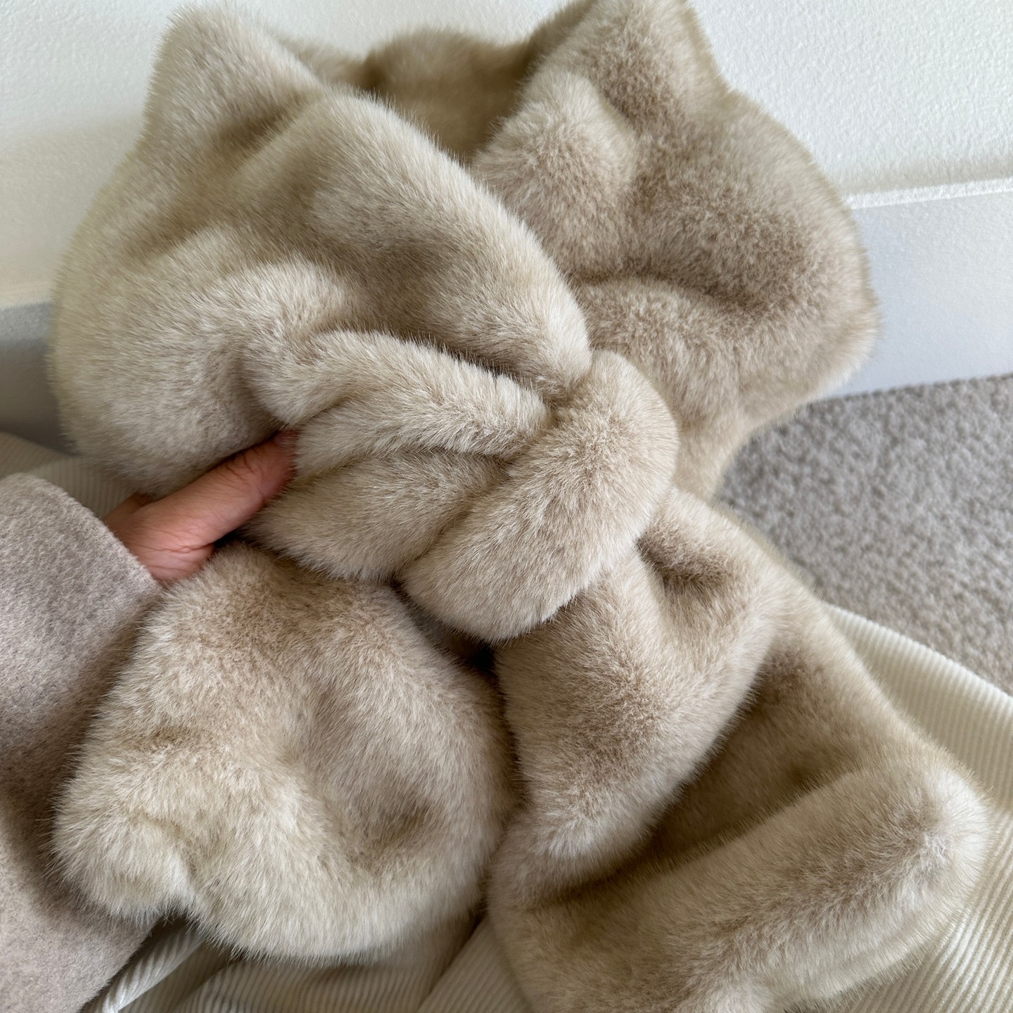 温暖沙皮松绒系奶油色皮草围脖