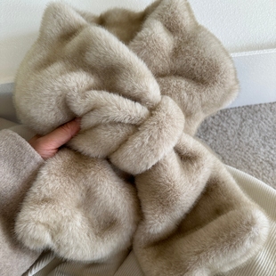 温暖沙皮松绒系奶油色仿皮草围脖时髦贵妇保暖懒人交叉毛毛围巾冬