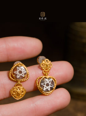 18K金镶玛瑙蚀花天珠不对称耳钉