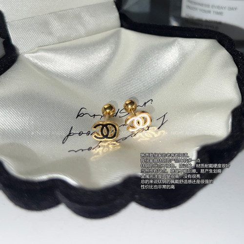 钛钢老钱风经典双C小香耳钉