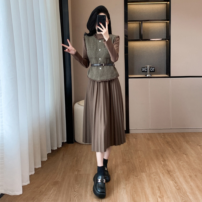 法式马甲连衣裙女春秋季2024新款高级感气质显瘦百褶裙套装两件套