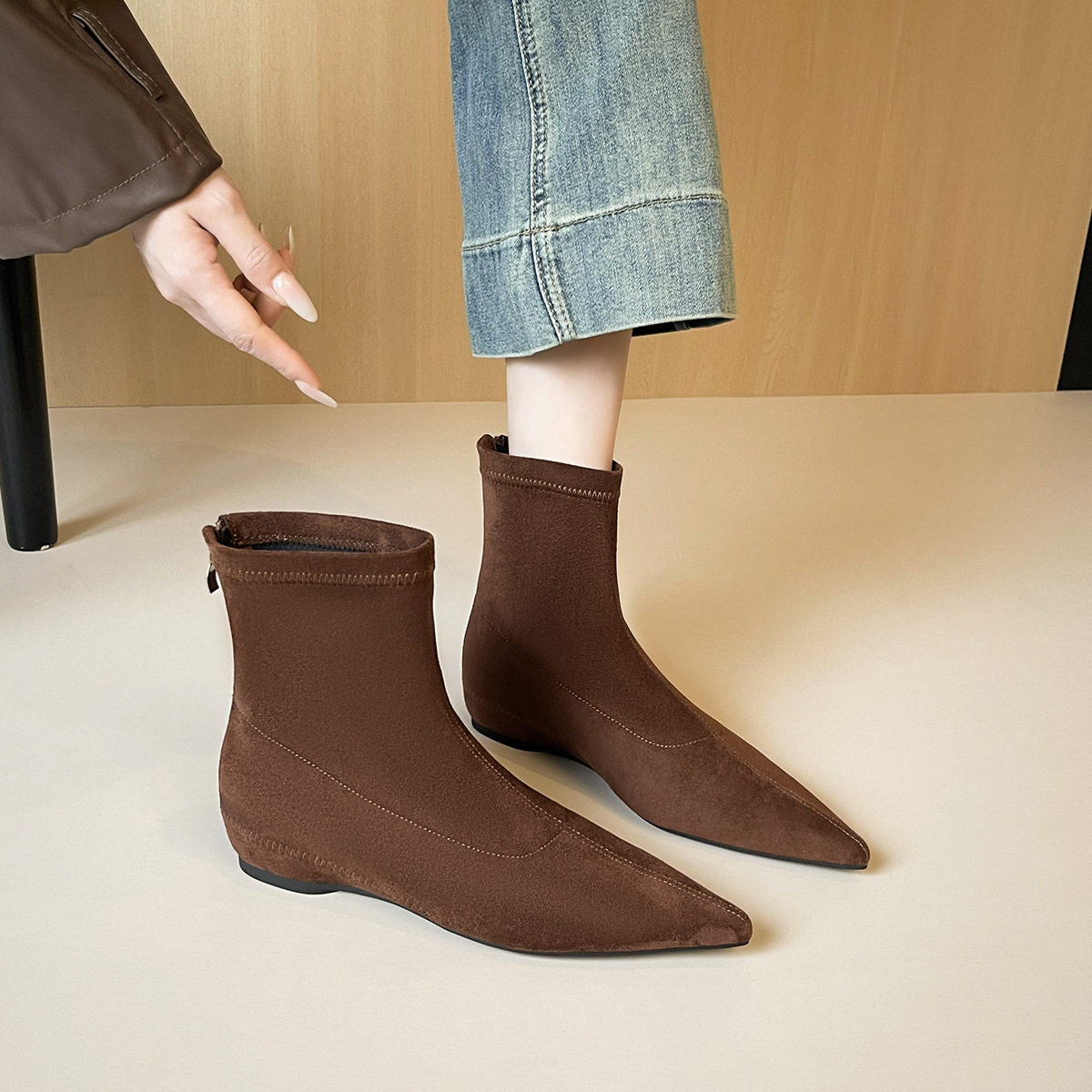 2026年新款时尚秋冬磨砂绒面平底袜靴百搭瘦瘦靴气质尖头短筒靴女