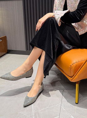 小个子内增高鞋女2026年新款尖头平底鞋气质平跟银灰色大码41到43