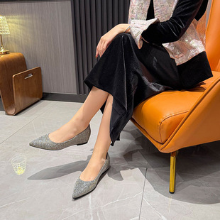 小个子内增高鞋女2026年新款尖头平底鞋气质平跟银灰色大码41到43