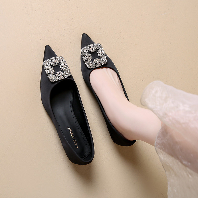 缎面法式尖头单鞋女2026年夏季新款方扣水钻配裙子气质职业平底鞋