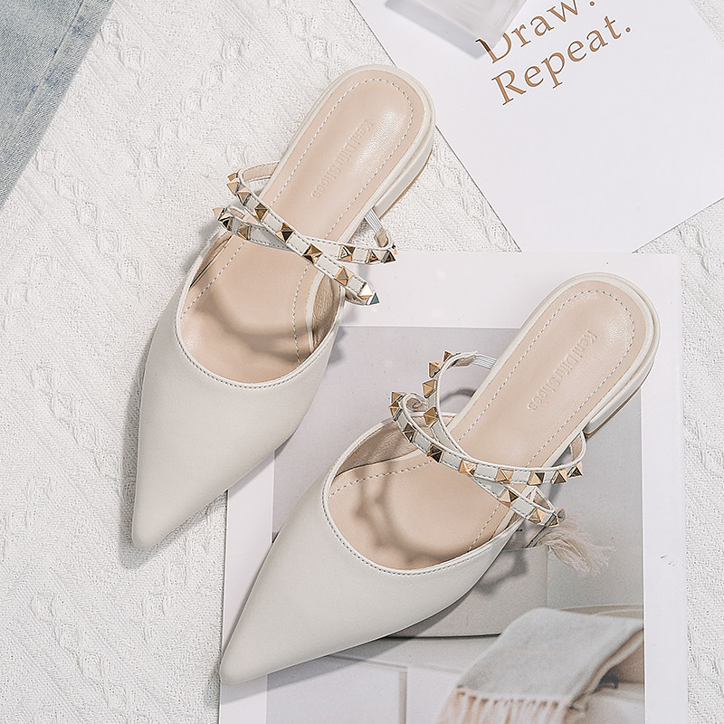 包头后空半拖鞋女夏外穿2026新款粗跟铆钉尖头凉拖平底一字带凉鞋