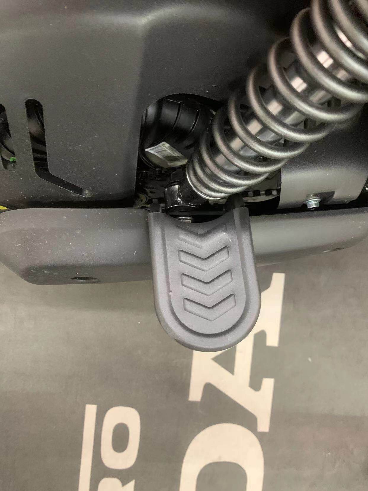 适用新大洲本田s07五羊ube电动车改装中轴脚踏折叠后座踏踩脚配件