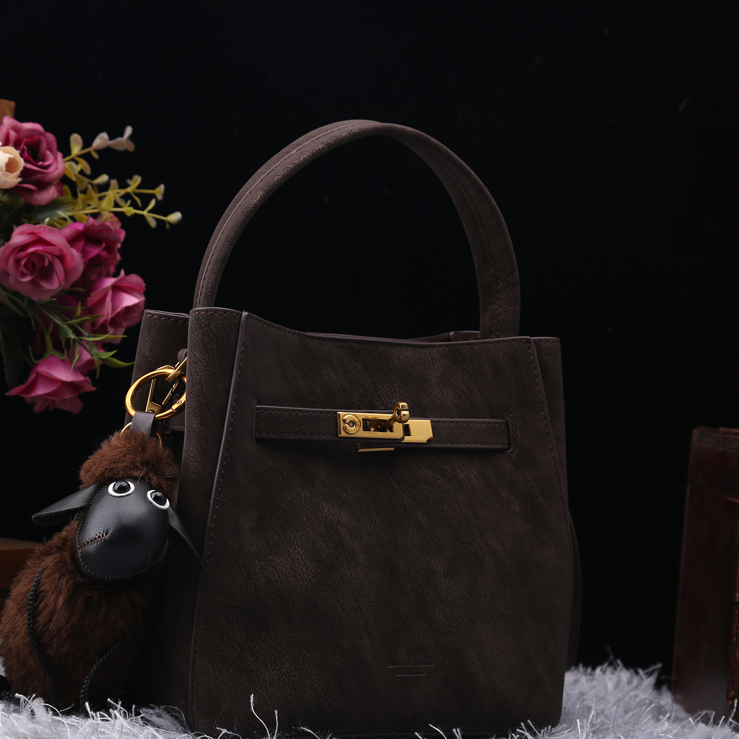 2025新款复古做旧真皮水桶包女