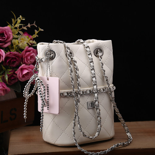 劳拉时黛正品2025新款时尚小香风竖款水桶包女链条单肩斜挎手机包