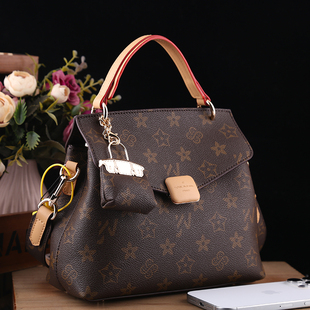 优草坊正品女包2025新款时尚百搭邮差包休闲单肩斜挎包复古高级包