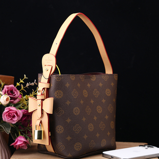 优草坊专柜正品真皮女包2025新款时尚百搭老花水桶包手提包斜挎包