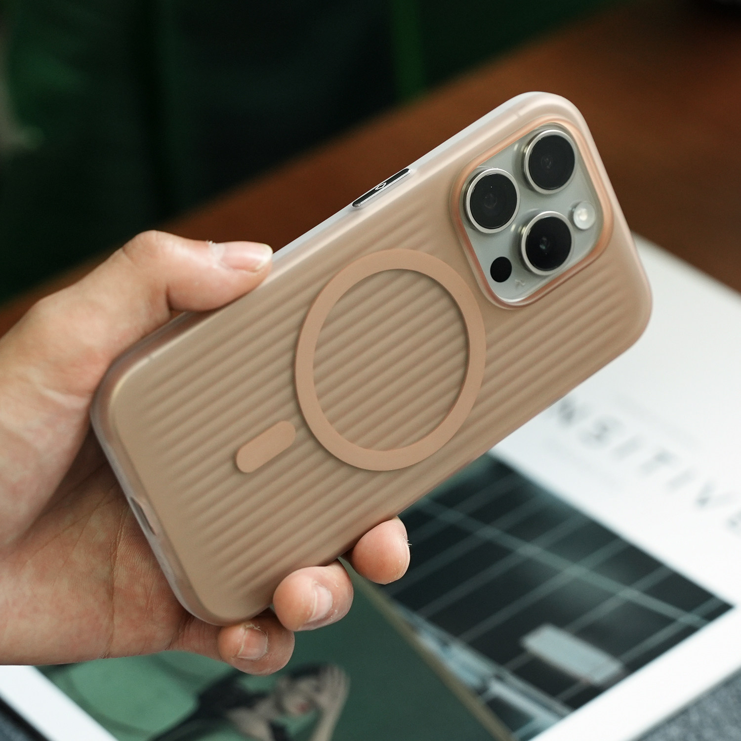 米斯登适用苹果iPhone16ProMax隐栅条纹手机壳15全包软边防摔Magsafe磁吸保护套行李箱格纹磨砂透明高端外壳s