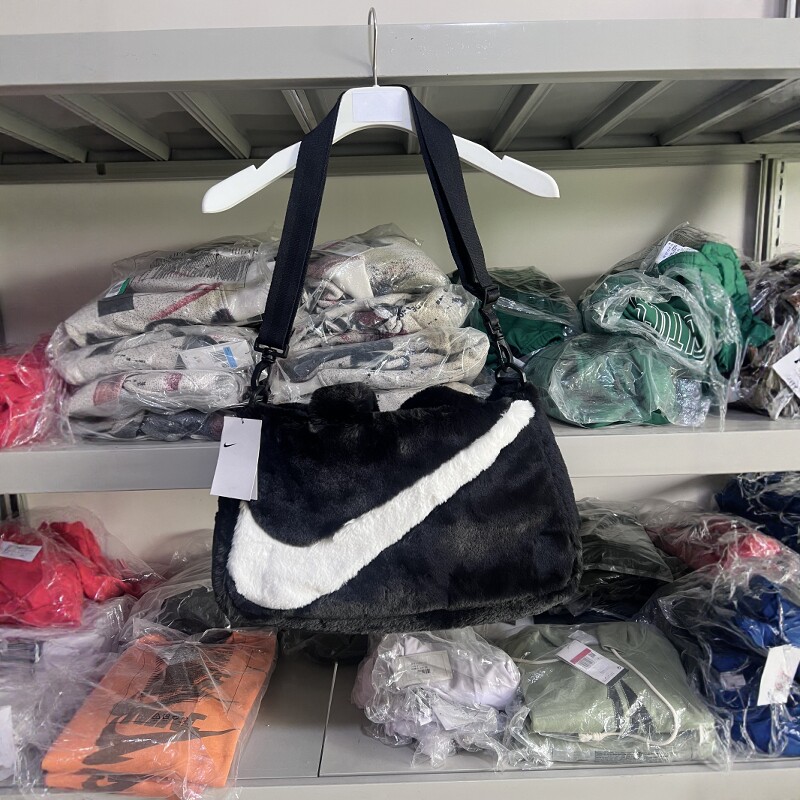 耐克/NIKE 大logo毛绒包托特包购物袋单肩斜跨手提包DQ5804-010